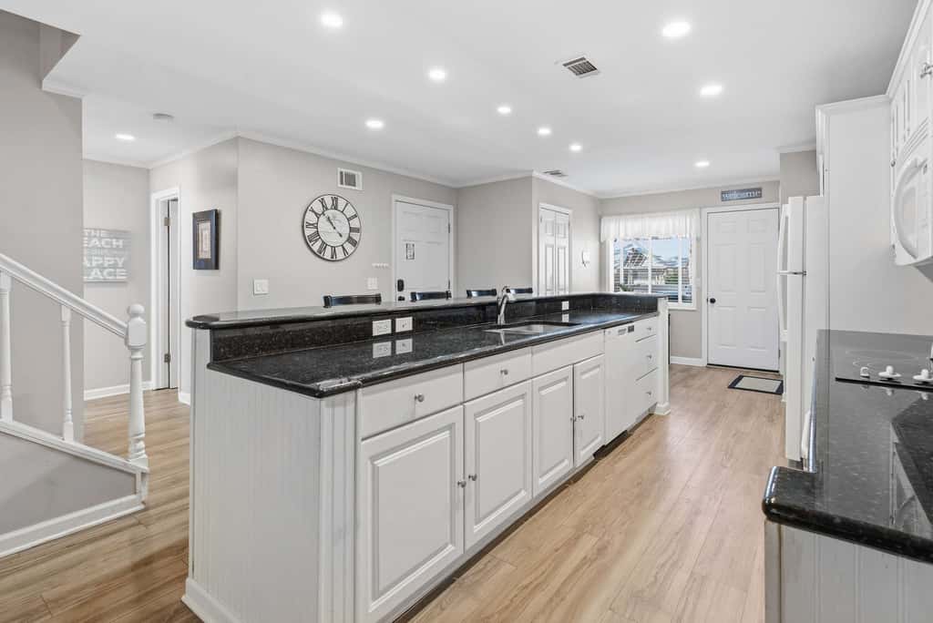 Updated all suite tennis villa with WD, pool, screened porch near beach