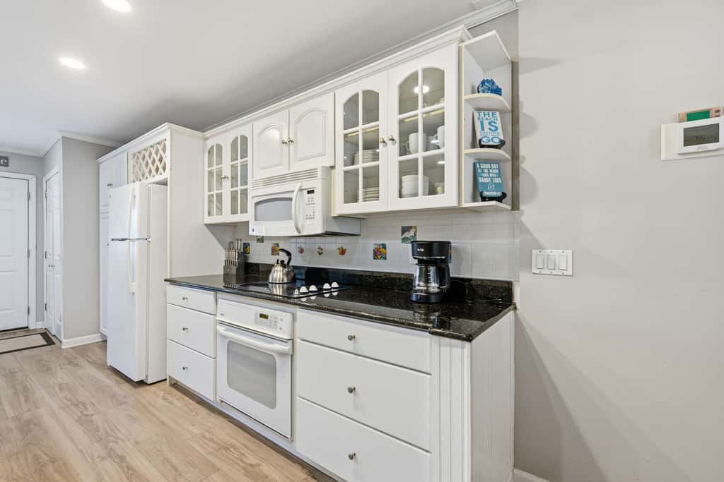 Updated all suite tennis villa with WD, pool, screened porch near beach
