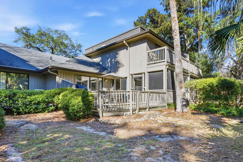 Updated all suite tennis villa with WD, pool, screened porch near beach