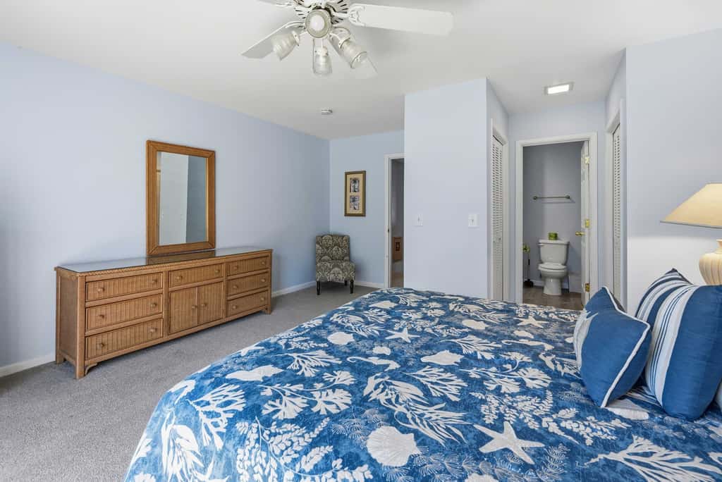 Updated all suite tennis villa with WD, pool, screened porch near beach