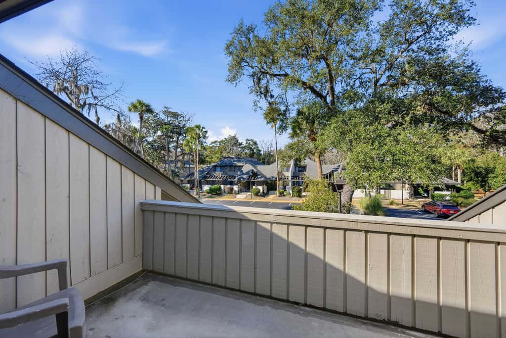 Updated all suite tennis villa with WD, pool, screened porch near beach
