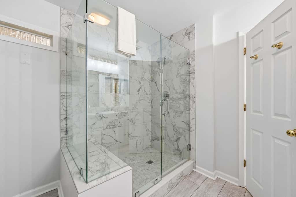 Updated all suite tennis villa with WD, pool, screened porch near beach