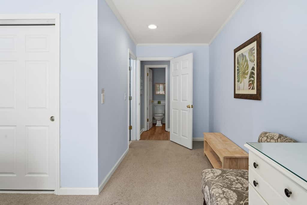 Updated all suite tennis villa with WD, pool, screened porch near beach