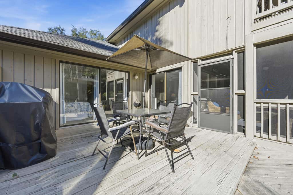 Updated all suite tennis villa with WD, pool, screened porch near beach