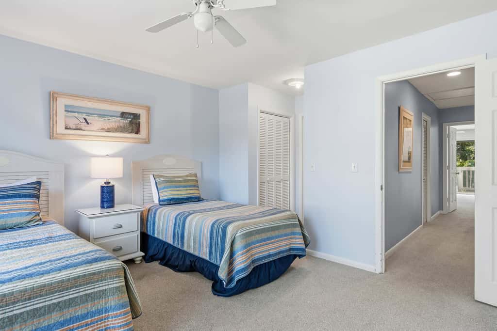 Updated all suite tennis villa with WD, pool, screened porch near beach