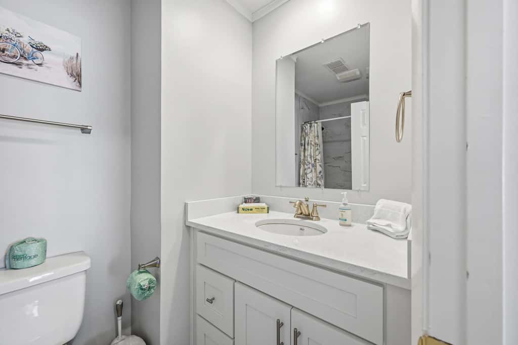Updated all suite tennis villa with WD, pool, screened porch near beach