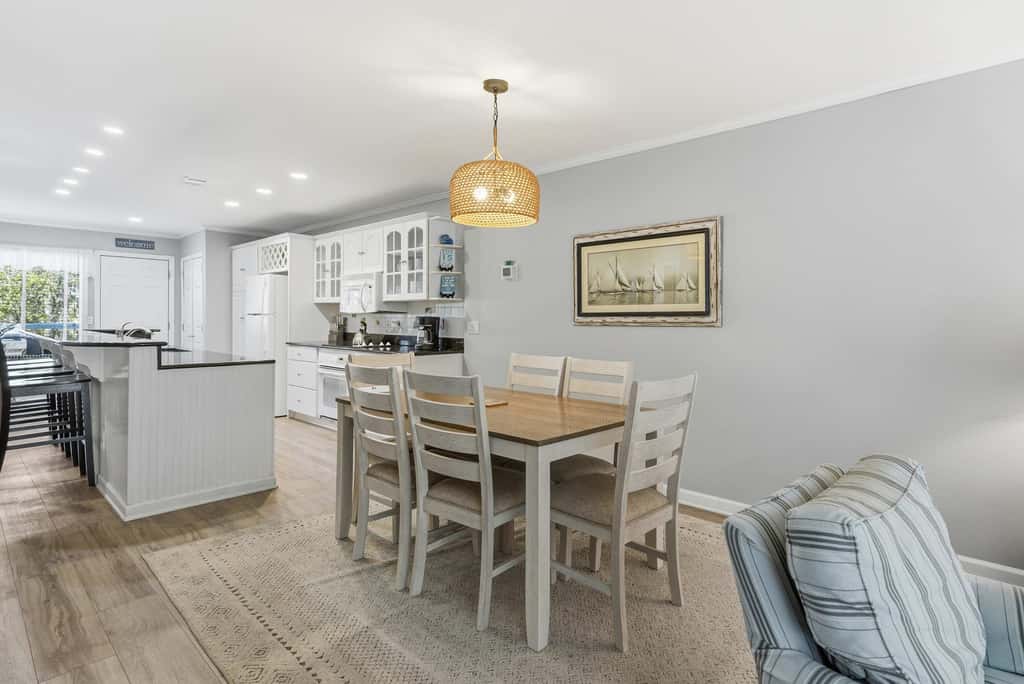 Updated all suite tennis villa with WD, pool, screened porch near beach