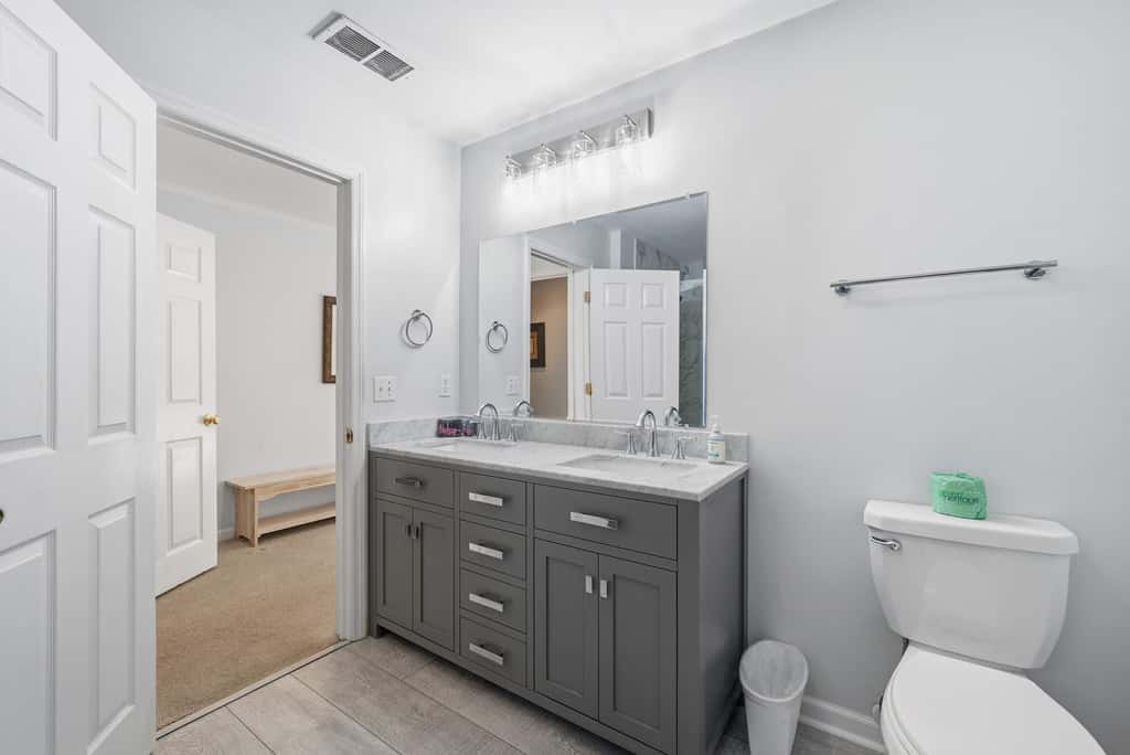 Updated all suite tennis villa with WD, pool, screened porch near beach