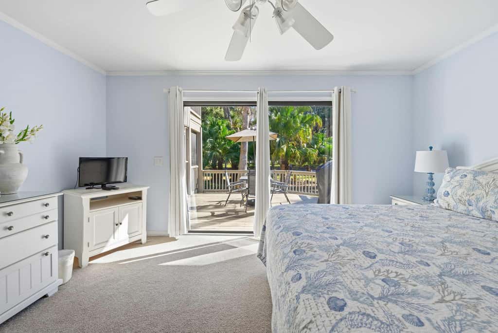 Updated all suite tennis villa with WD, pool, screened porch near beach