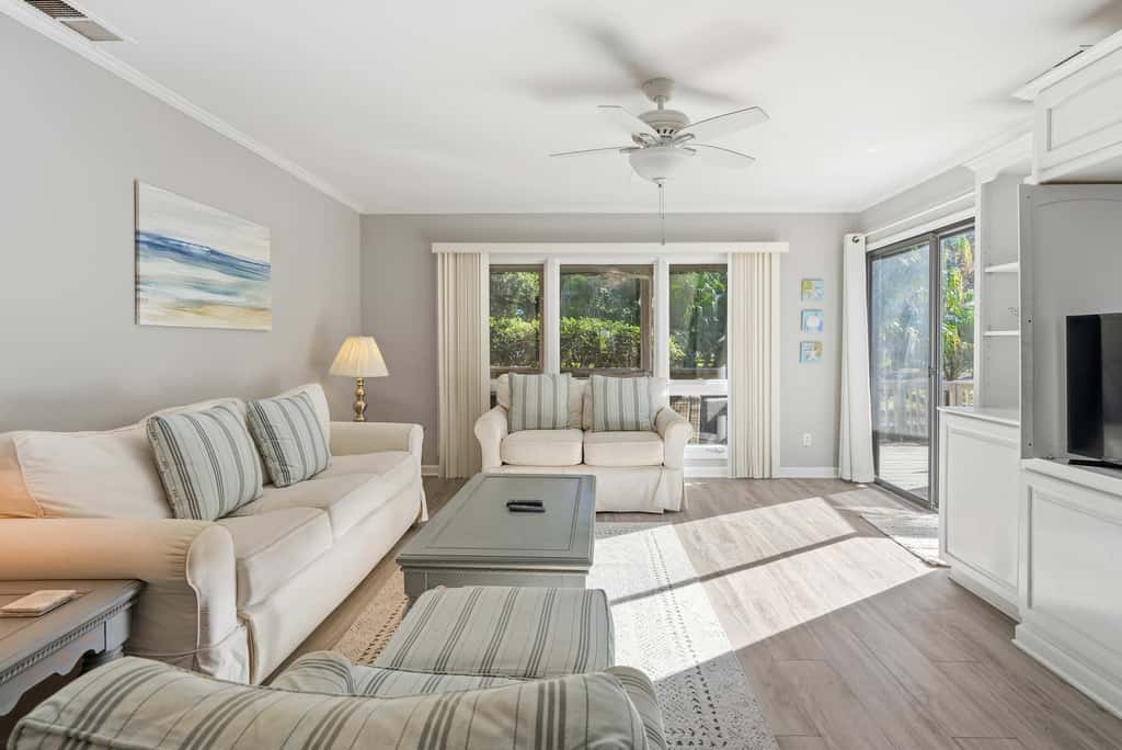 Updated all suite tennis villa with WD, pool, screened porch near beach