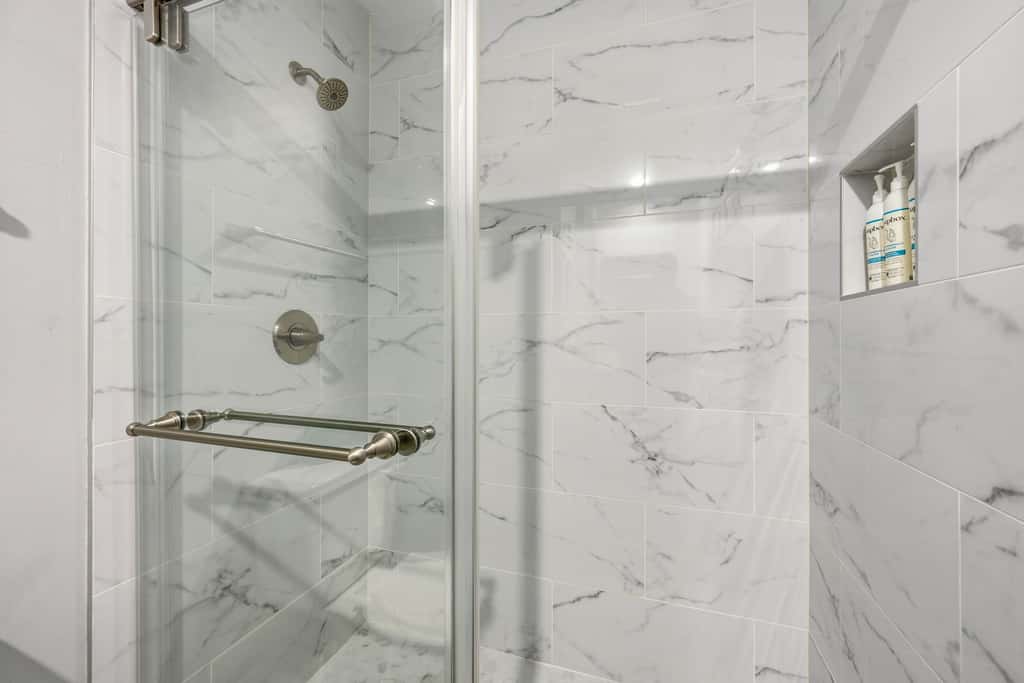 Updated all suite tennis villa with WD, pool, screened porch near beach