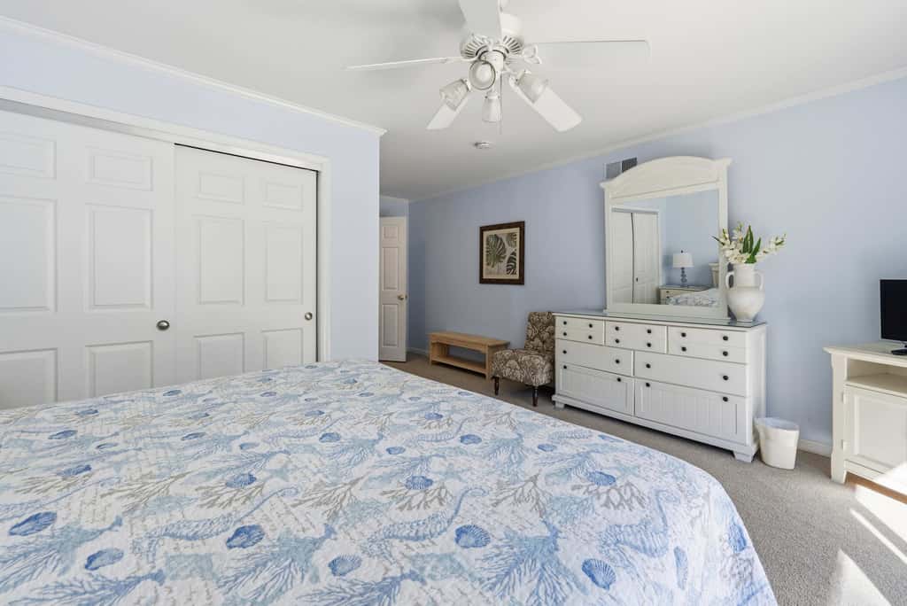 Updated all suite tennis villa with WD, pool, screened porch near beach