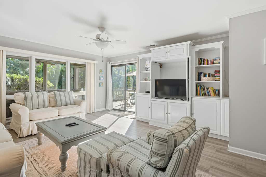 Updated all suite tennis villa with WD, pool, screened porch near beach