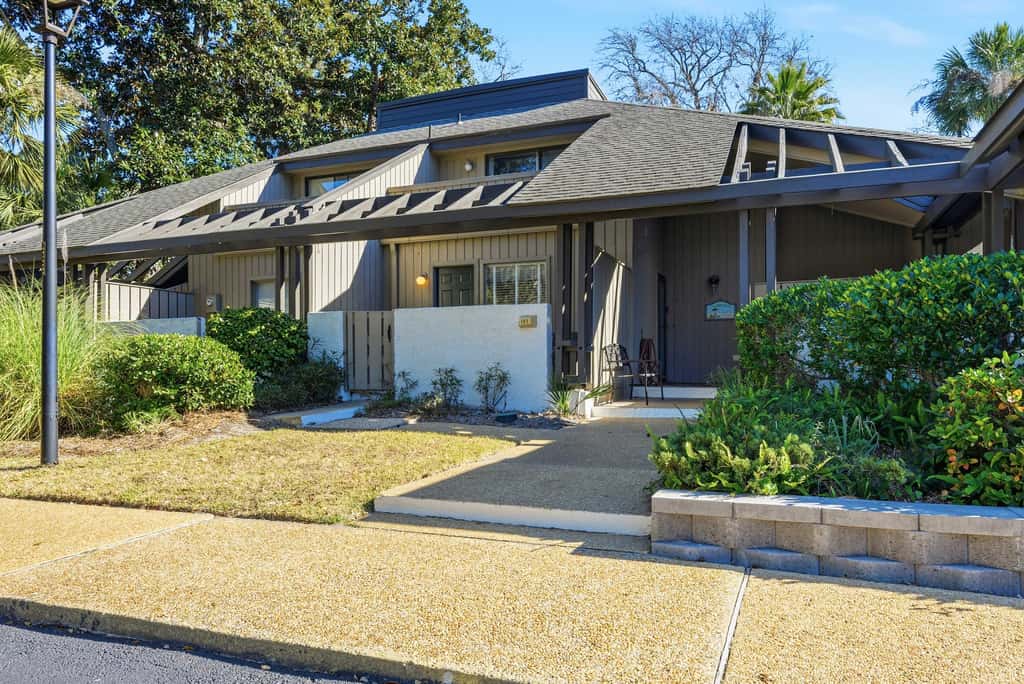 Updated all suite tennis villa with WD, pool, screened porch near beach