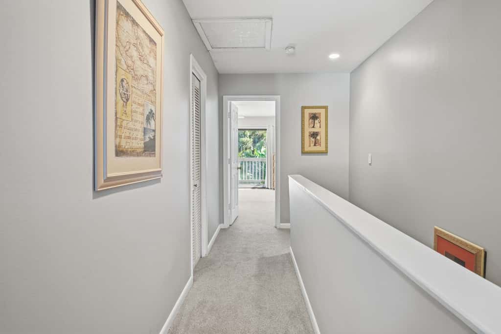Updated all suite tennis villa with WD, pool, screened porch near beach