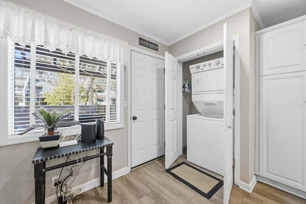 Updated all suite tennis villa with WD, pool, screened porch near beach