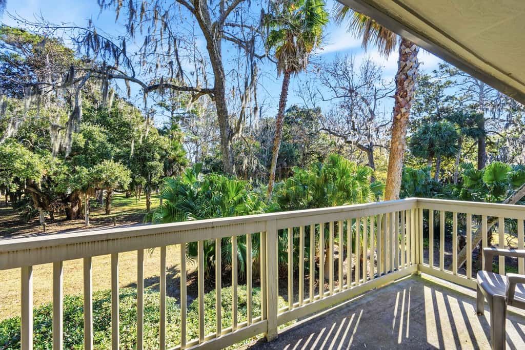 Updated all suite tennis villa with WD, pool, screened porch near beach
