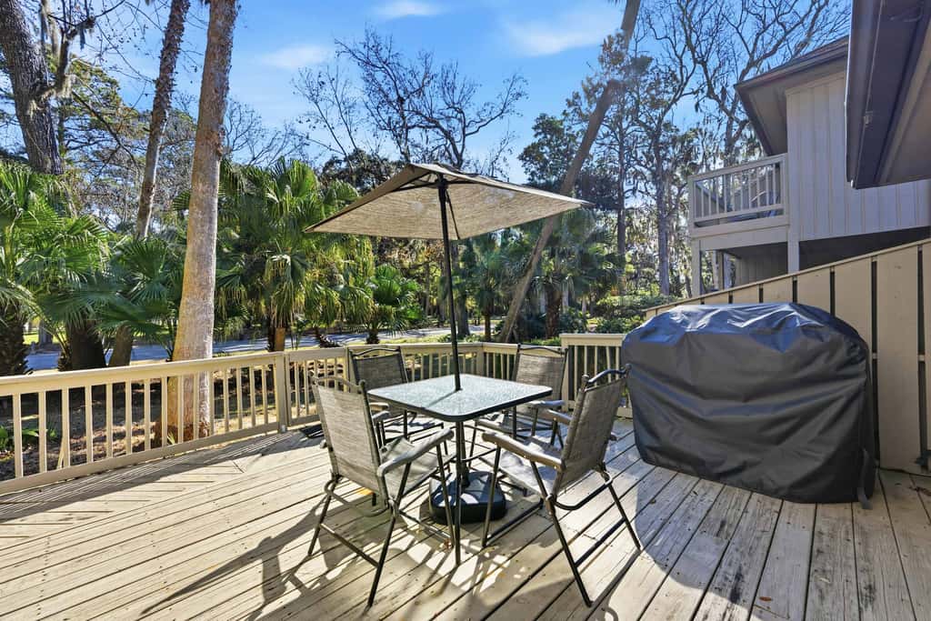 Updated all suite tennis villa with WD, pool, screened porch near beach