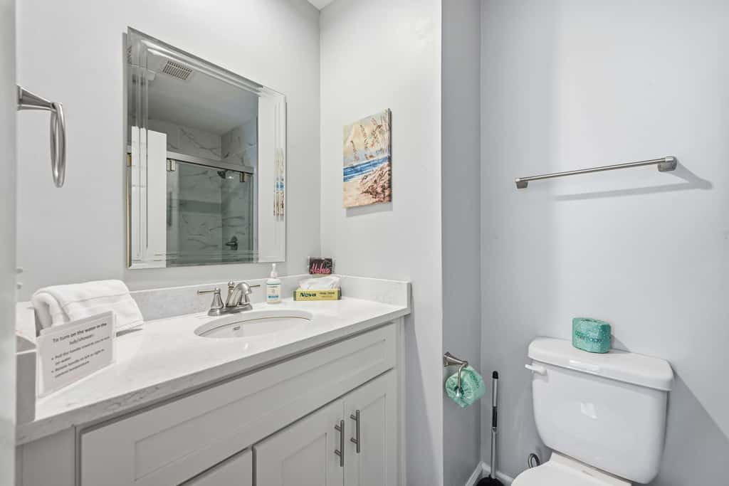 Updated all suite tennis villa with WD, pool, screened porch near beach