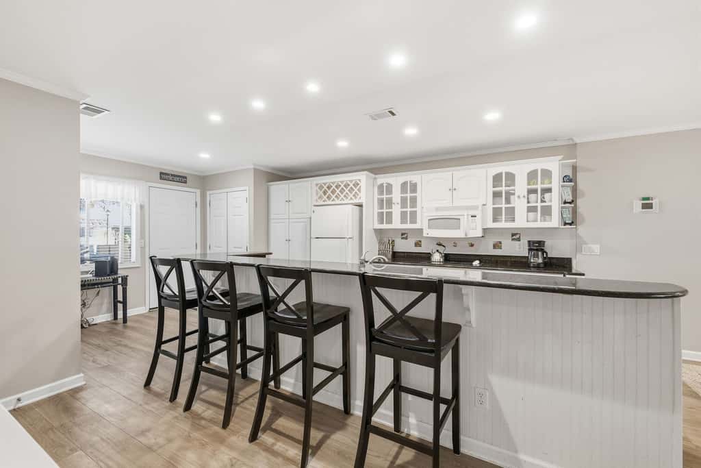 Updated all suite tennis villa with WD, pool, screened porch near beach