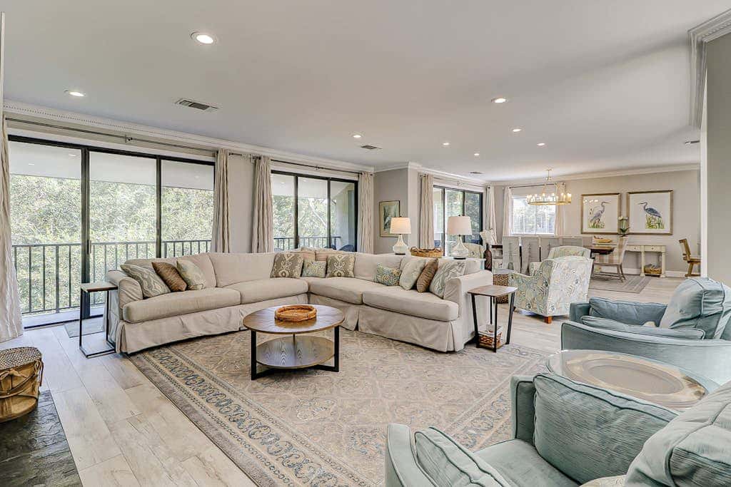 Walk to the beach Top-floor penthouse with 4 balconies & pool