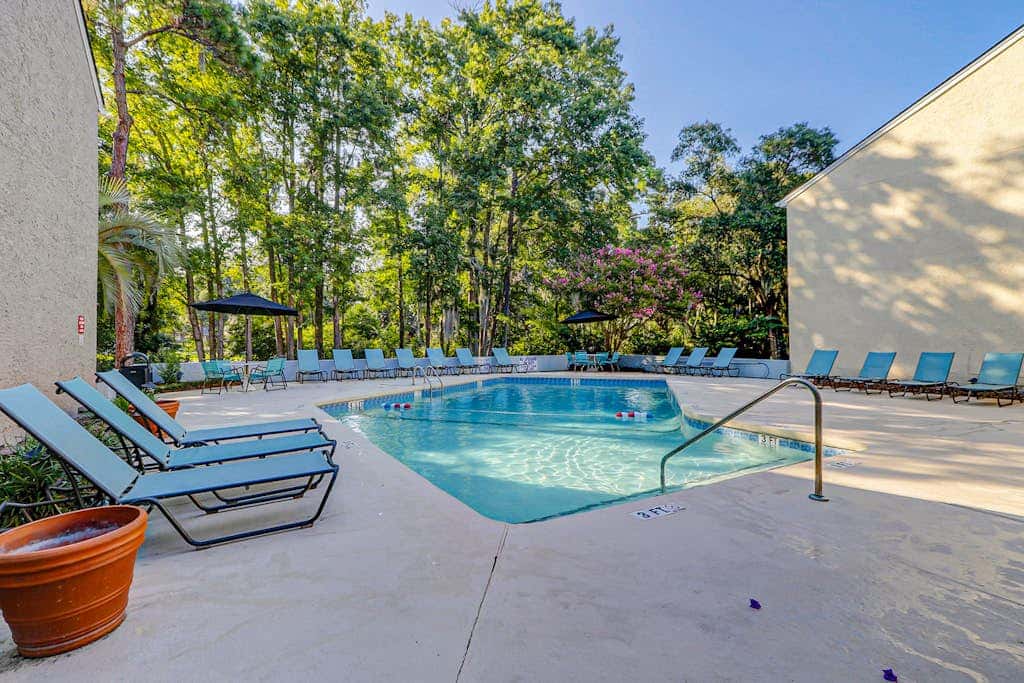 Walk to the beach Top-floor penthouse with 4 balconies & pool