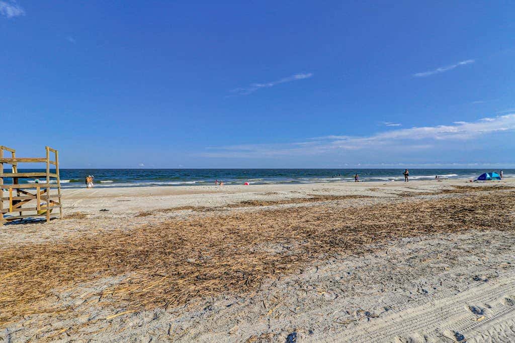 Walk to the beach Top-floor penthouse with 4 balconies & pool