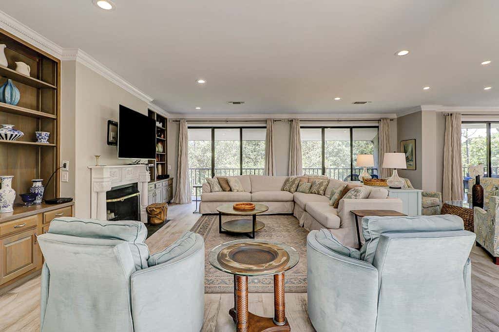 Walk to the beach Top-floor penthouse with 4 balconies & pool
