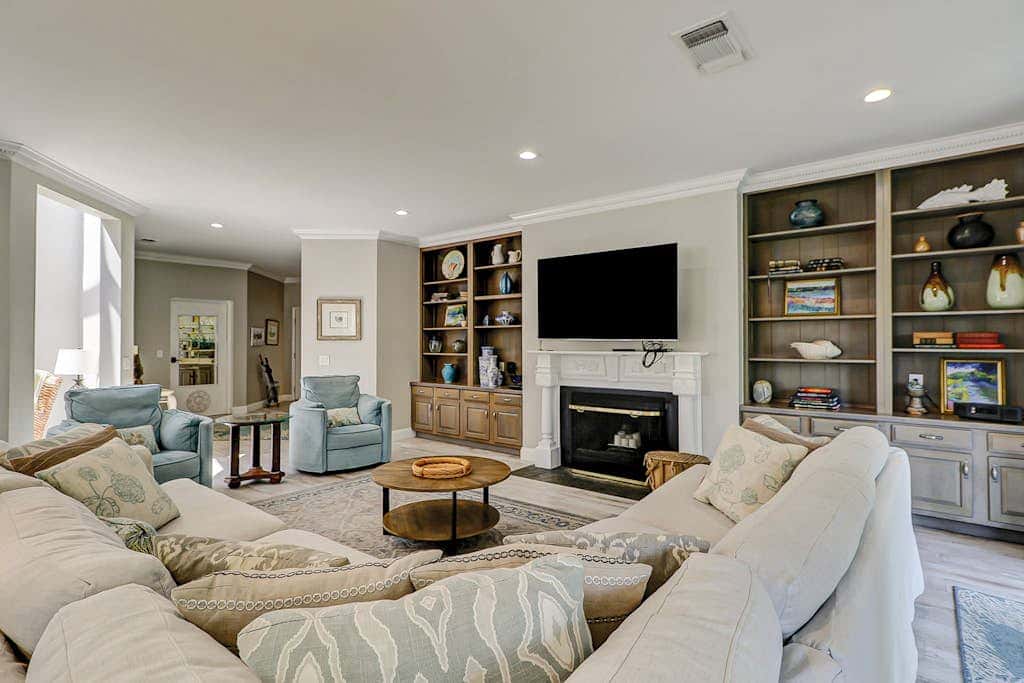 Walk to the beach Top-floor penthouse with 4 balconies & pool