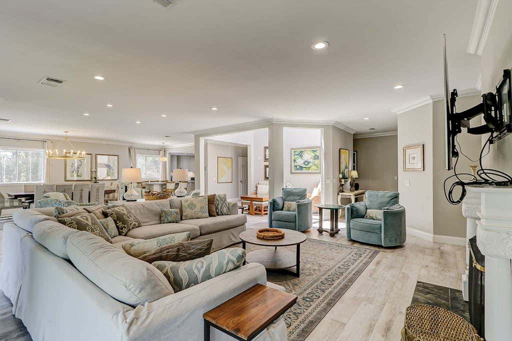 Walk to the beach Top-floor penthouse with 4 balconies & pool