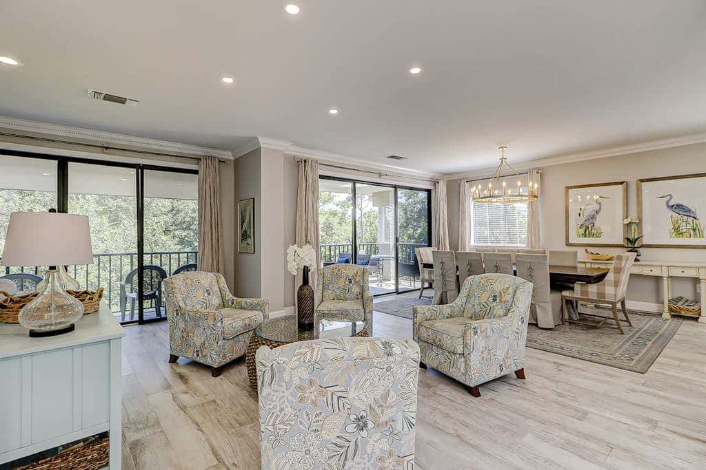 Walk to the beach Top-floor penthouse with 4 balconies & pool