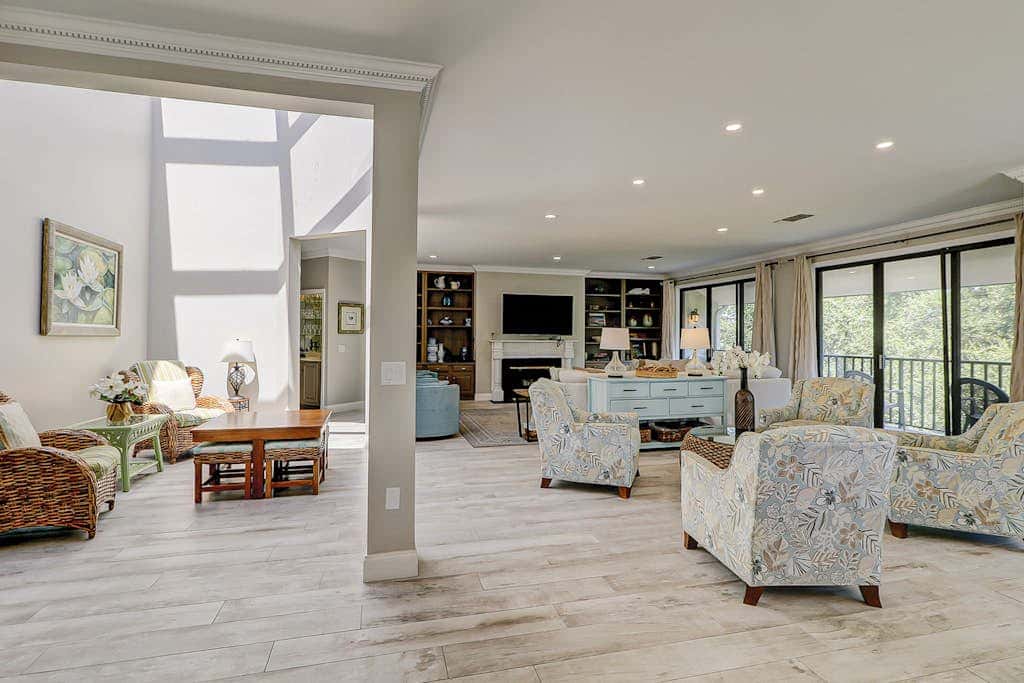 Walk to the beach Top-floor penthouse with 4 balconies & pool