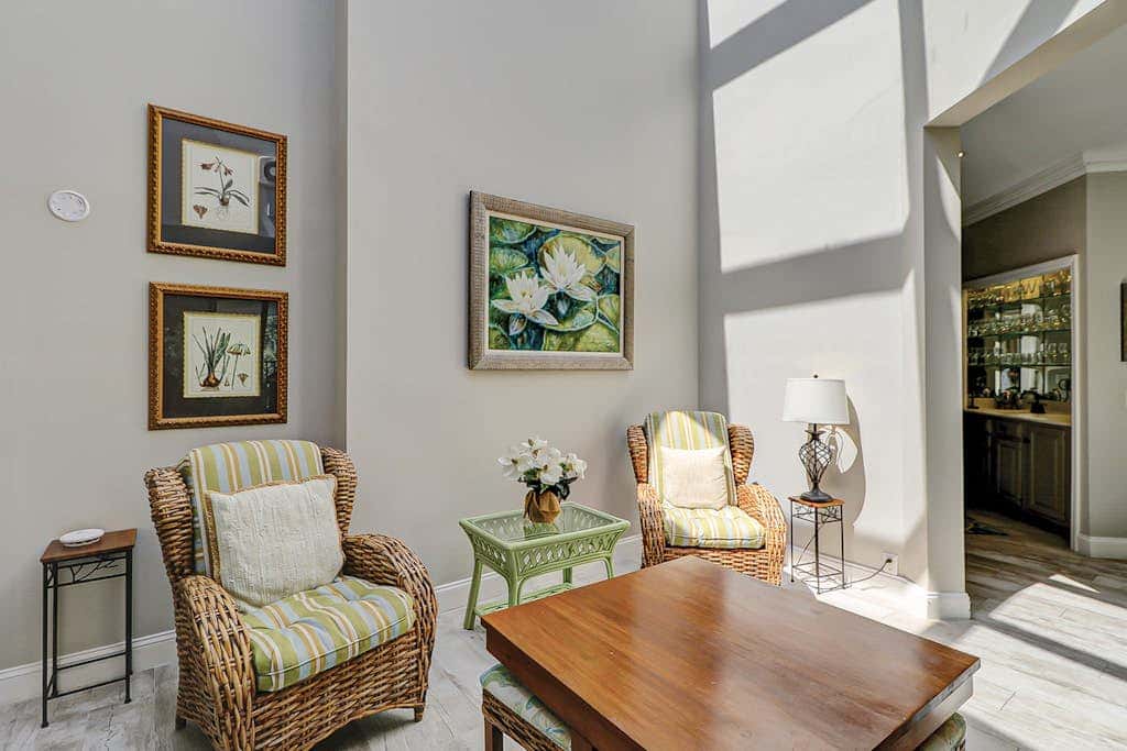 Walk to the beach Top-floor penthouse with 4 balconies & pool
