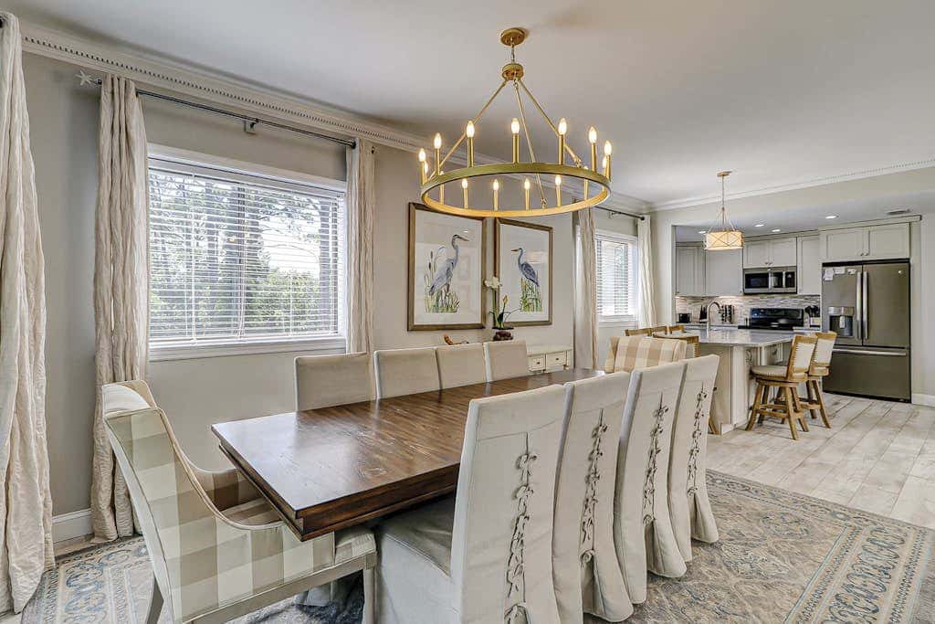 Walk to the beach Top-floor penthouse with 4 balconies & pool