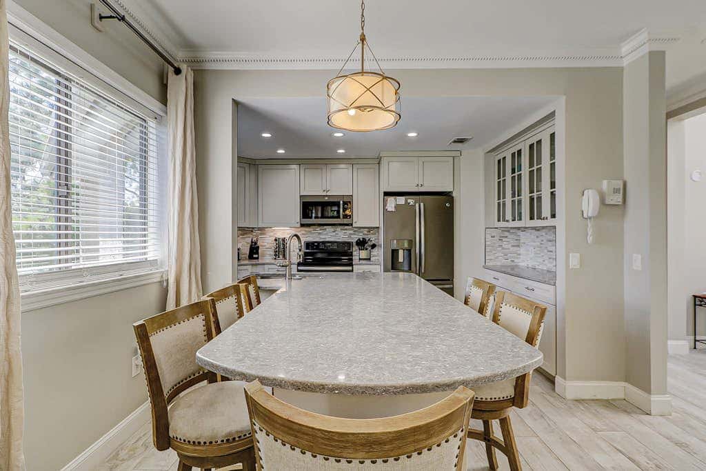 Walk to the beach Top-floor penthouse with 4 balconies & pool