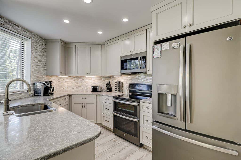 Walk to the beach Top-floor penthouse with 4 balconies & pool