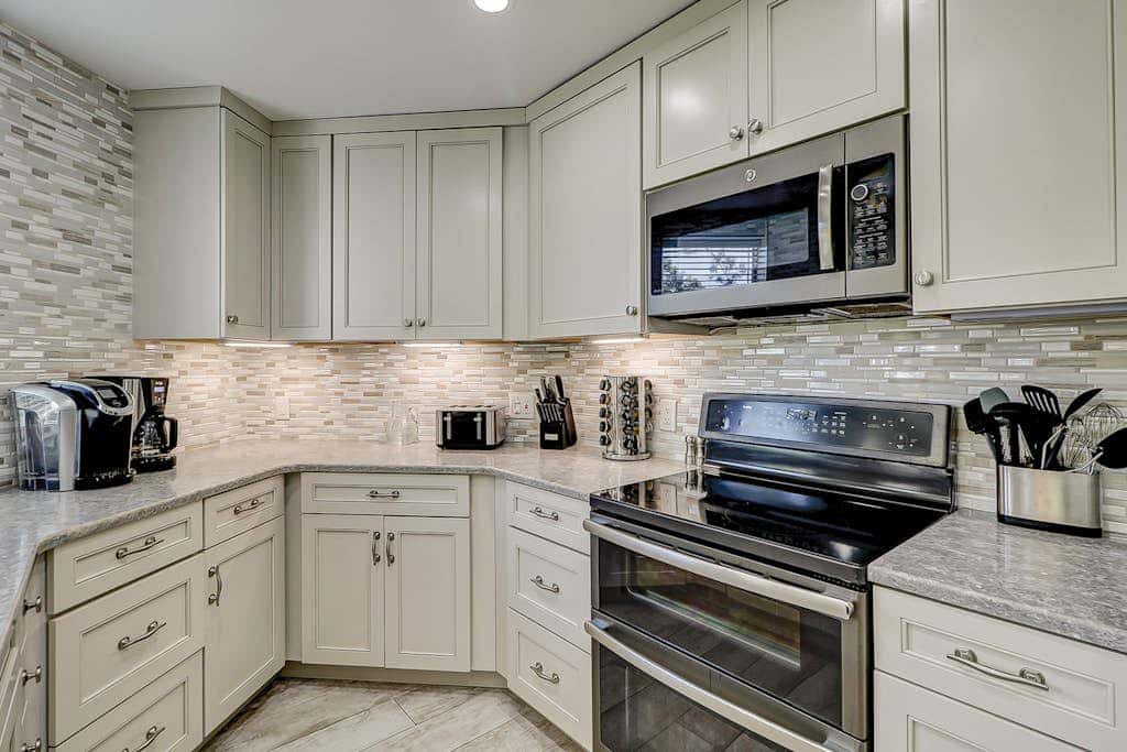 Walk to the beach Top-floor penthouse with 4 balconies & pool