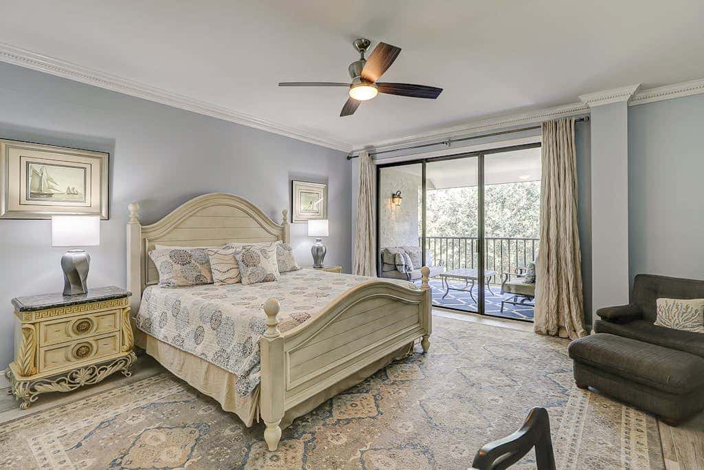 Walk to the beach Top-floor penthouse with 4 balconies & pool