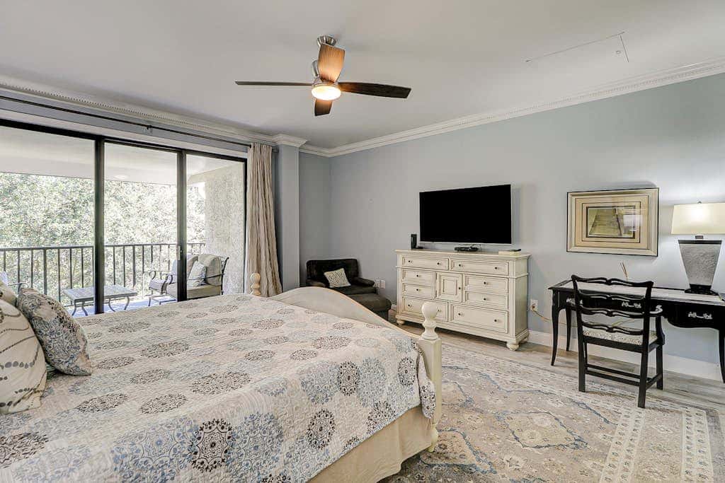 Walk to the beach Top-floor penthouse with 4 balconies & pool