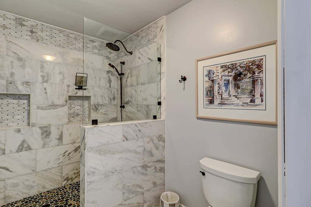 Walk to the beach Top-floor penthouse with 4 balconies & pool
