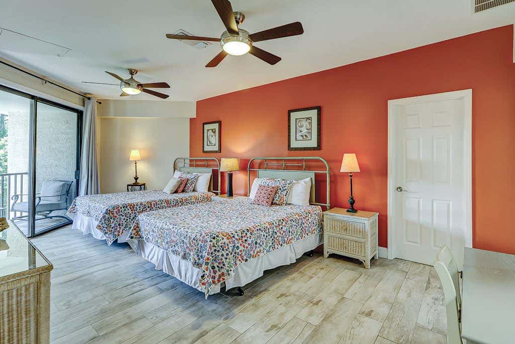 Walk to the beach Top-floor penthouse with 4 balconies & pool
