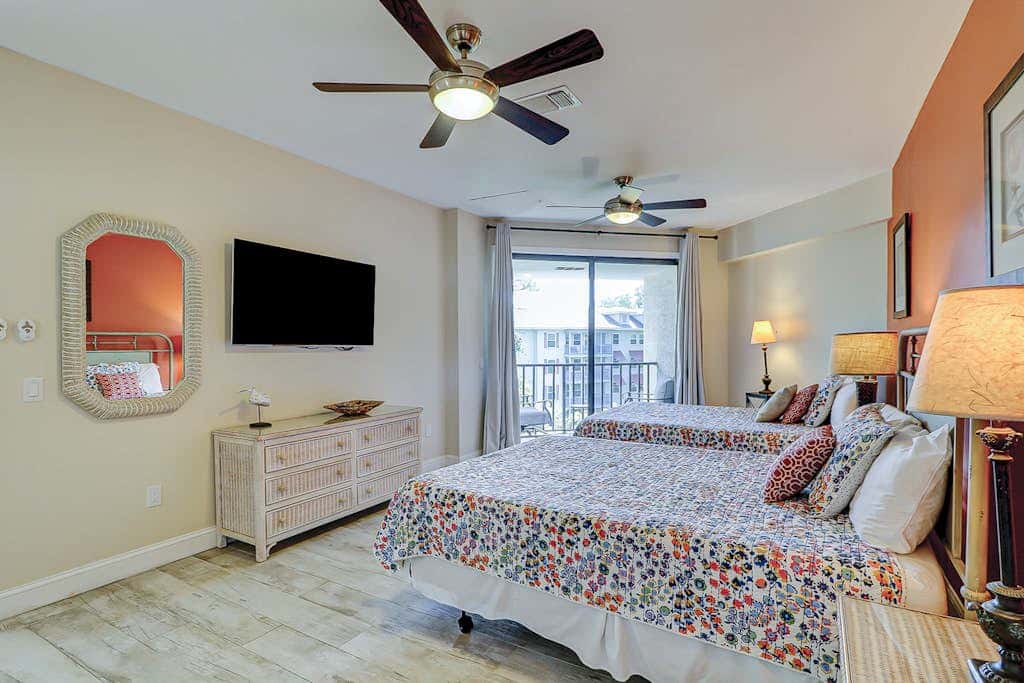 Walk to the beach Top-floor penthouse with 4 balconies & pool