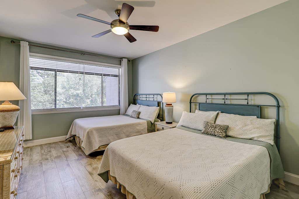 Walk to the beach Top-floor penthouse with 4 balconies & pool