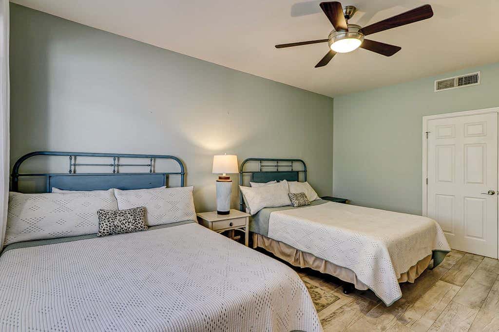 Walk to the beach Top-floor penthouse with 4 balconies & pool
