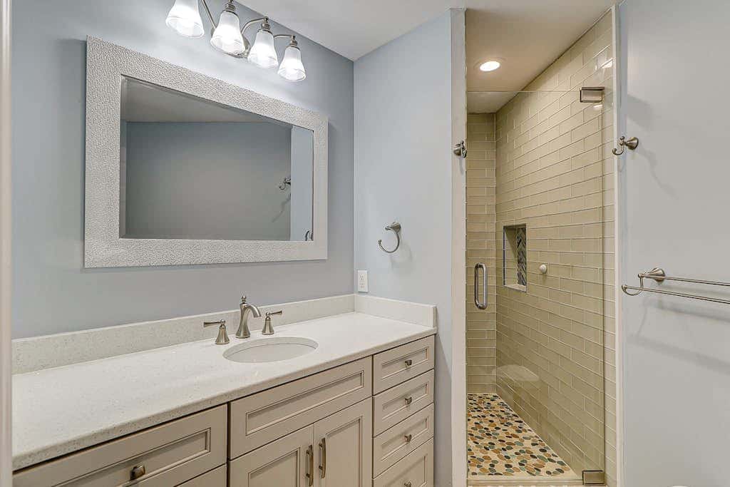 Walk to the beach Top-floor penthouse with 4 balconies & pool