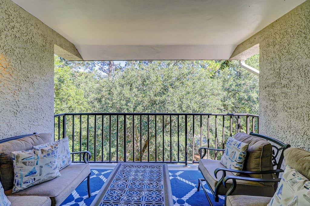 Walk to the beach Top-floor penthouse with 4 balconies & pool