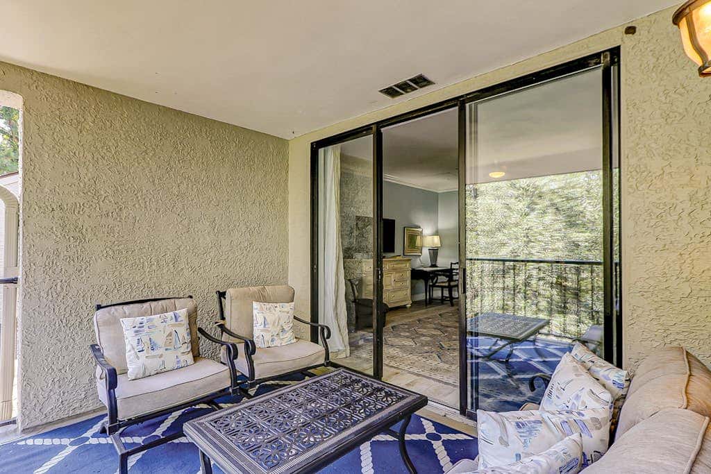 Walk to the beach Top-floor penthouse with 4 balconies & pool
