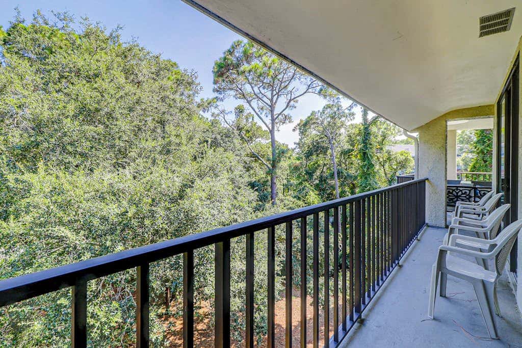 Walk to the beach Top-floor penthouse with 4 balconies & pool