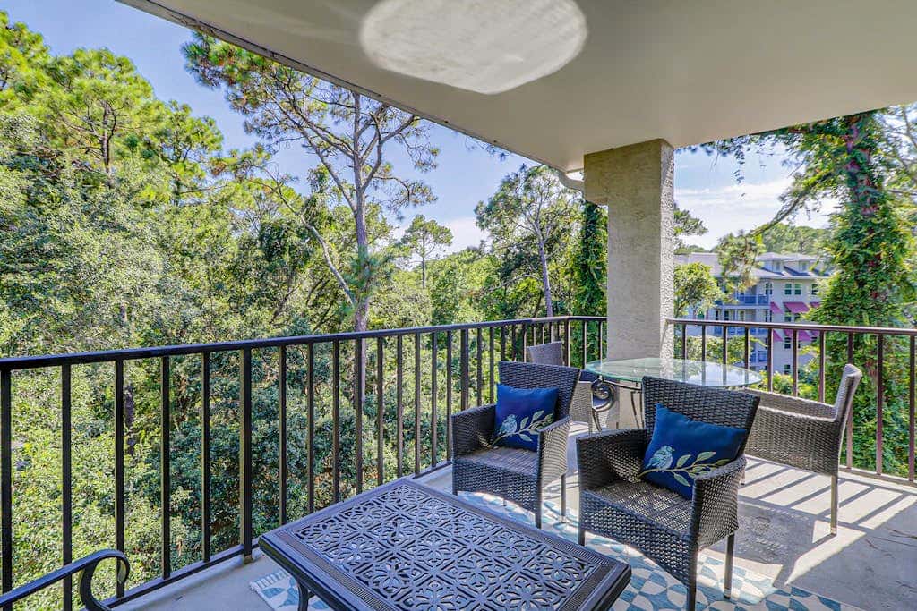 Walk to the beach Top-floor penthouse with 4 balconies & pool