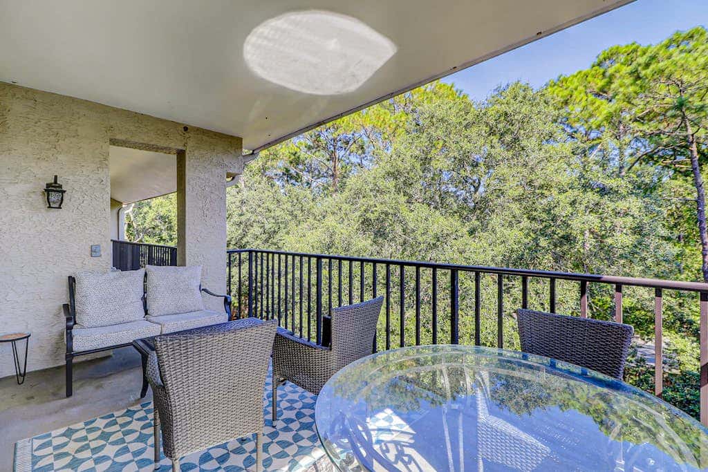 Walk to the beach Top-floor penthouse with 4 balconies & pool